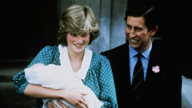 Princezna Diana, princ Charles a jejich prvorozen syn William opoutj porodnici. (22. ervna 1982)