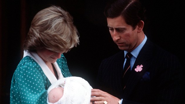 Princezna Diana, princ Charles a jejich syn William odchzej z nemocnice St. Mary. (22. ervna 1982)