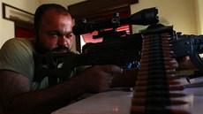 Voják Syrské svobodné armády hledá nejvýhodnjí úhel ke stelb (23. ervence...
