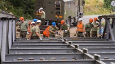 Vojáci stavějí provizorní most v Chlumu na Příbramsku Vojáci stavějí provizorní most v Chlumu na Příbramsku