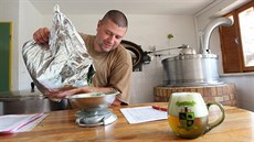Michal Havrda je původně automechanik. Nyní vaří pivo v rodinném minipivovaru v... Michal Havrda je původně automechanik. Nyní vaří pivo v rodinném minipivovaru v...