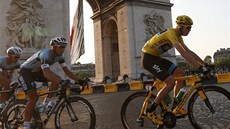 Britský cyklista Chris Froome pod Vítzným obloukem
