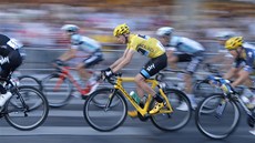 Britský cyklista Chris Froome (ve lutém) v závrené etap Tour de France