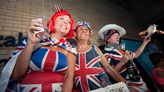 Britové oslavují narození syna vévodkyně Kate a prince Williama před londýnskou... Britové oslavují narození syna vévodkyně Kate a prince Williama před londýnskou...