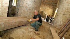 Pod podlahou bývalé fary v Malenicích objevili archeologové zbytky tvrze z 15.... Pod podlahou bývalé fary v Malenicích objevili archeologové zbytky tvrze z 15....