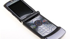 Krasavec. Jet dnes vypadá Motorola V3i bájen. Nadasový design a na...