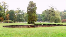 Propadlá zem ve Stromovce v íjnu 2008.