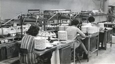 Historická fotografie, na níž pracovnice dekorují užitkovou keramiku. Po Historická fotografie, na níž pracovnice dekorují užitkovou keramiku. Po