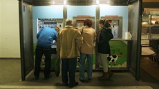 Zájemci, kteří se staví u mlékomatu mají zajištěnou přírodní kvalitu. Mléko... Zájemci, kteří se staví u mlékomatu mají zajištěnou přírodní kvalitu. Mléko...