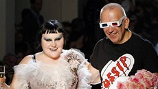 Zpvaka Beth Ditto a návrhá Jean-Paul Gaultier na pehlídce v Paíi