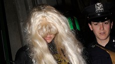 V kvtnu zatkli Bynesovou v blond paruce v New Yorku za výtrnosti.