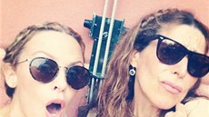 Kylie Minogue s kamarádkou na dovolené v Itálii