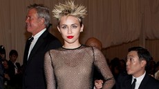 Miley Cyrusová se snaí za kadou cenu dokázat, e u není malá holka.