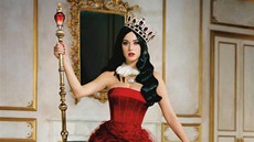 Katy Perry v reklam na svj parfém Killer Queen.