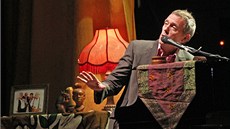 Hugh Laurie při nedávném vystoupení v Bristolu Hugh Laurie při nedávném vystoupení v Bristolu