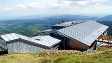 Helikoptéra je jedinou moností, jak na nejvyí eskou horu a do jejího okolí pohodln dopravit velké kusy potebné pro stavbu lanovky.