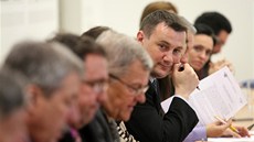 Krajští radní v čele s hejtmanem Martinem Půtou (uprostřed) přiznali své Krajští radní v čele s hejtmanem Martinem Půtou (uprostřed) přiznali své