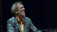 Hugh Laurie (aka Dr. House) s The Copper Bottom Bandem vystoupili v Kongresovém...