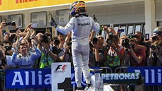 PÁN MAARSKA. Lewis Hamilton ovládl s Mercedesem závod na okruhu Hungaroring. 