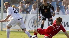 Momentka z východočeského derby mezi fotbalisty Pardubic a Hradce Králové. Momentka z východočeského derby mezi fotbalisty Pardubic a Hradce Králové.