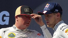 TAK Z HORKA, ÍKÁ... Kimi Räikkönen (vlevo) si na stupních vítz v Maarsku