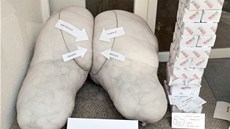 Galerista Tomáš Štoček se s veřejností loučí výstavou "Zákaz koukání", kterou Galerista Tomáš Štoček se s veřejností loučí výstavou "Zákaz koukání", kterou