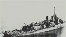 Záběr na vracející se poničený USS Laffey Záběr na vracející se poničený USS Laffey