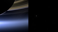 Dva pohledy na naí Zemi. První snímek poídila sonda Cassini od Saturnu ve...