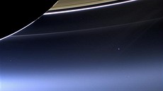 Zem, jak je vidí sonda Cassini, ve vzdálenosti 1,44 miliardy kilometr