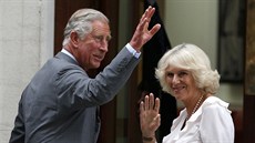 Princ Charles a jeho manelka Camilla se pijeli podívat na svého vnuka. (23....