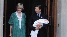 Princezna Diana, princ Charles a jejich prvorozený syn William opoutjí...