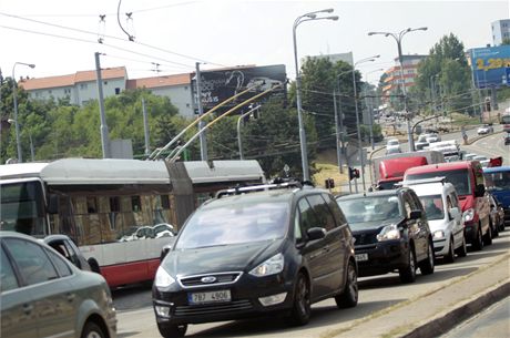 ást Velkého mstského okruhu opravovali dlníci u loni. Tehdy dosáhly kolony a tí kilometr. Archivní snímek