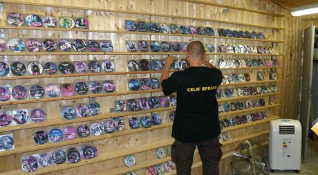 Vietnamec prodával pirátské CD a DVD nosie ve stánku ve Folmav. 