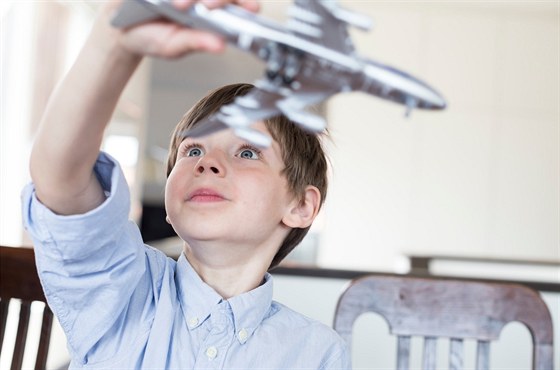 Chlapec s modelem letadla