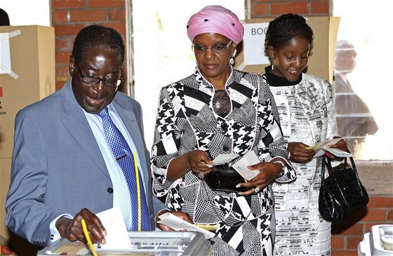 Prezident Mugabe se svou enou Grace u volební urny v roce 2013