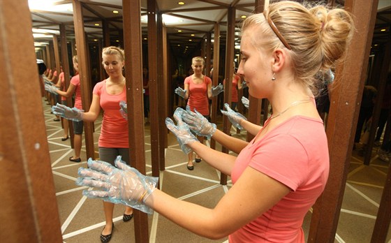 Návtvníci dostanou igelitové rukavice, s nimi se pak mohou zrcadel dotýkat.
