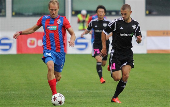 Plzeský fotbalista Daniel Kolá proniká obranou estonského Nomme Kalju.