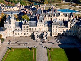 Zámek Château de Fontainebleau se nachází asi 40 kilometr jin od Paíe....