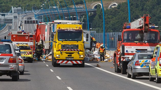 Nehoda esti kamion ve stedu dopoledne zastavila provoz na Praskm okruhu. Jeden idi zemel, dal tyi lid byli zranni.
