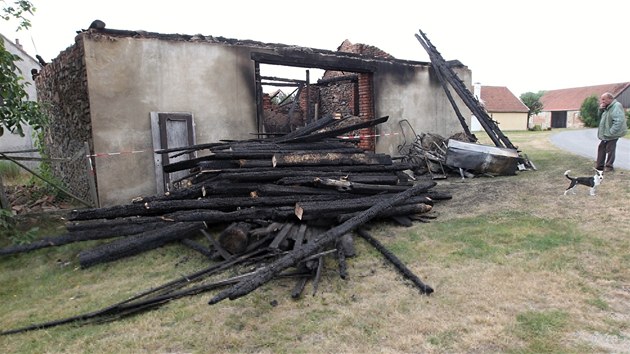 Piel o stodolu, v n ml uskladnn veker topivo na zimu, kter u pipravil. Plameny spolykaly i cirkulrku. Pedbn koda je pl milionu korun.