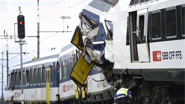 Policista v rmci vyetovn pin nehody zkoum podvozek vlaku. (29. ervence 2013)
