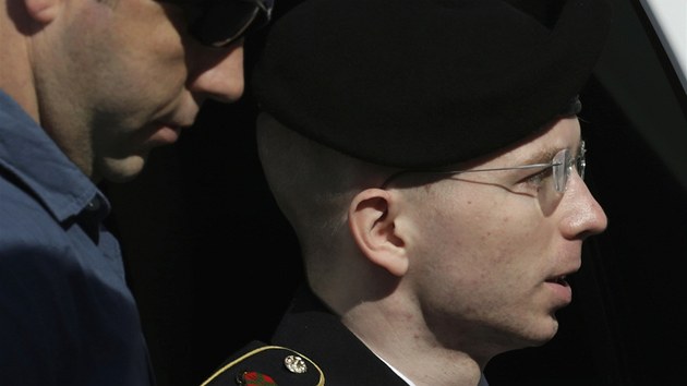 Soud s vojkem Bradley Manningem, kter el obvinn z napomhn nepteli. tajn dokumenty pedal serveru Wikileaks