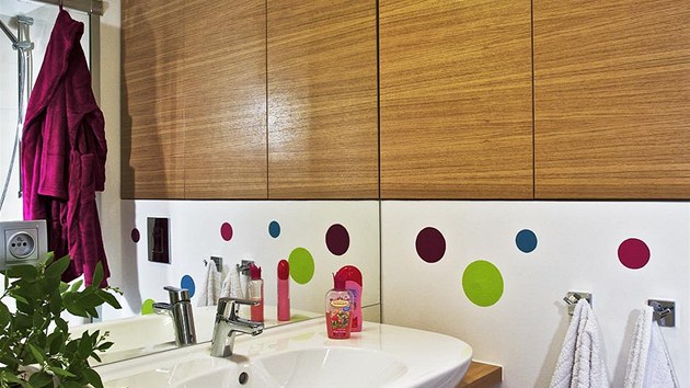 Koupelnu pro mal sleny opticky zvtuje zrcadlo, kter pokrv celou stnu za umyvadlem.

