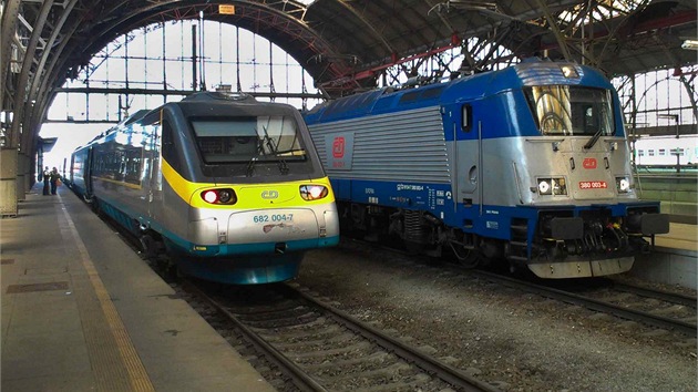 Jednotka Pendolino a lokomotiva Emil Ztopek hrav zvldnou dvoustovku.