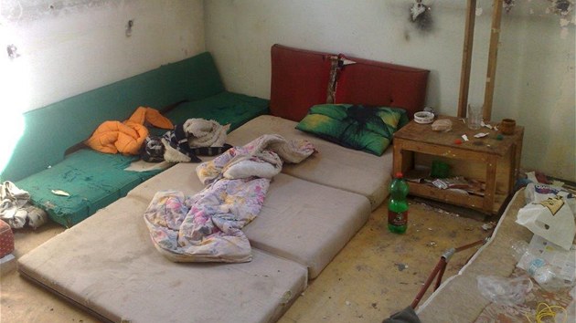Policie pomhala vyklidit obydl bezdomovc v Nchod v bval Tepn (26.7.2013).