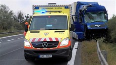 Dálnici D11 zablokovala v úterý ráno nehoda dvou kamionů. Tvoří se několika... Dálnici D11 zablokovala v úterý ráno nehoda dvou kamionů. Tvoří se několika...