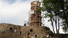 V Příchovicích mohou lidé vystoupit na nový maják Járy Cimrmana. (8. června V Příchovicích mohou lidé vystoupit na nový maják Járy Cimrmana. (8. června