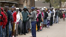 V Zimbabwe začaly volby. V Zimbabwe začaly volby.