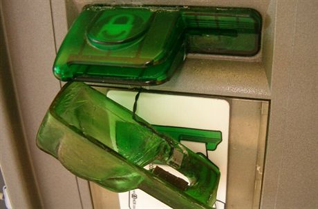 Skimmovací zaízení na bankomatu. Ilustraní snímek