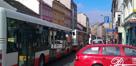 Autobusy se pomalu sunou ucpanou Konvovou ulicí